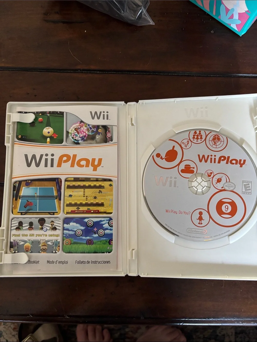 Nintendo WiiPlay Video Game (White, Orange, Gray)